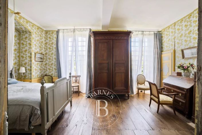 Image No.33-8 Bed House for sale