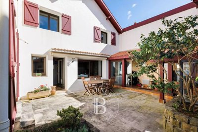 1 - Biarritz, House