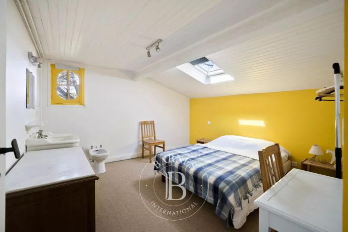 Image No.18-10 Bed House for sale