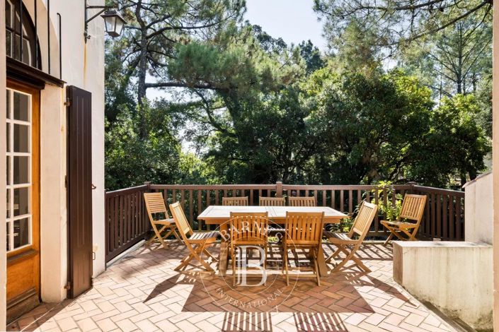 Image No.4-10 Bed House for sale