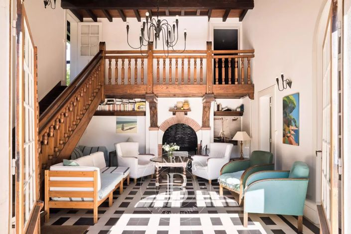 Image No.6-10 Bed House for sale