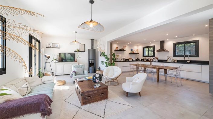 Image No.11-6 Bed House for sale