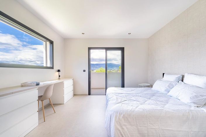 Image No.22-6 Bed House for sale