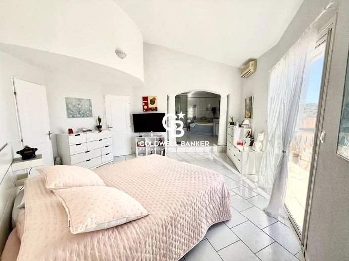 Image No.8-4 Bed House for sale