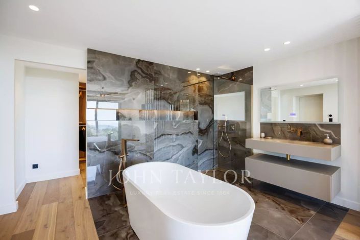 Image No.8-5 Bed House for sale