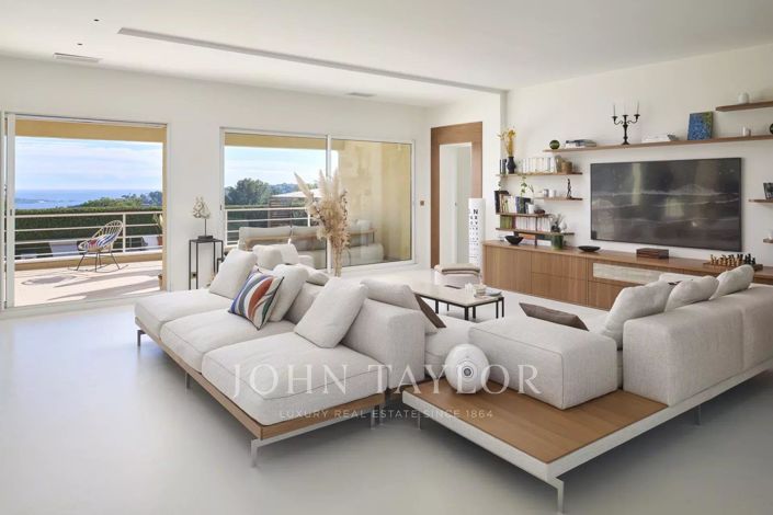 Image No.8-5 Bed House for sale