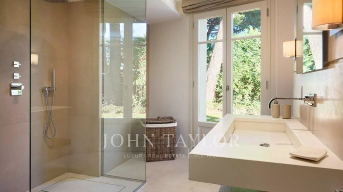 Image No.12-8 Bed House for sale