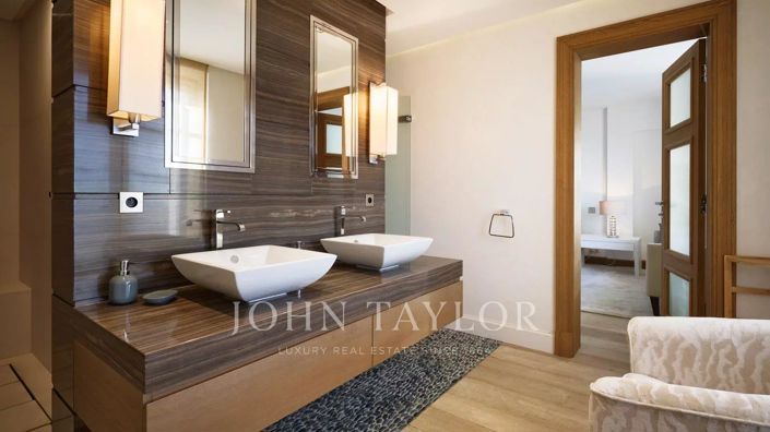 Image No.16-8 Bed House for sale