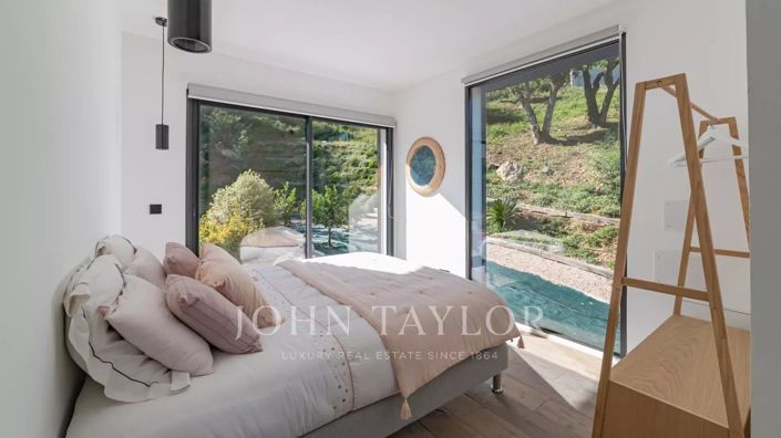 Image No.17-6 Bed House for sale