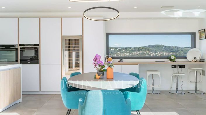 Image No.8-6 Bed House for sale