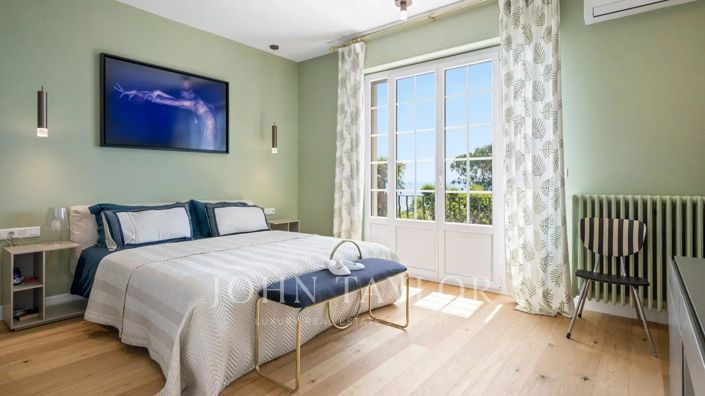 Image No.8-6 Bed House for sale