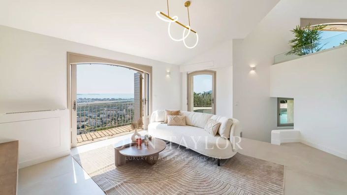 Image No.8-5 Bed House for sale