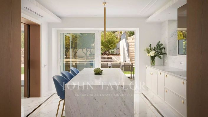 Image No.8-8 Bed House for sale