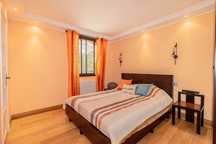 Image No.18-4 Bed House for sale