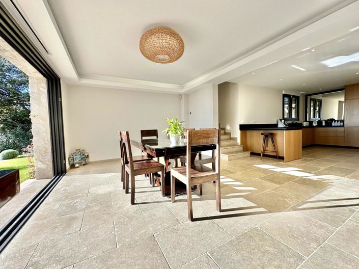 Image No.8-5 Bed House for sale