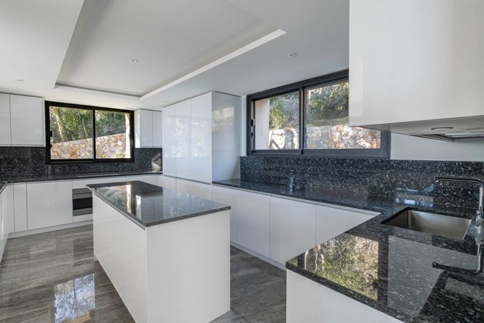 Image No.7-6 Bed House for sale