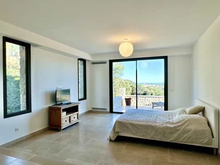 Image No.8-5 Bed House for sale