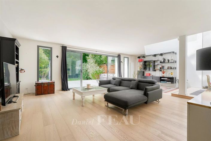 Image No.3-5 Bed House for sale