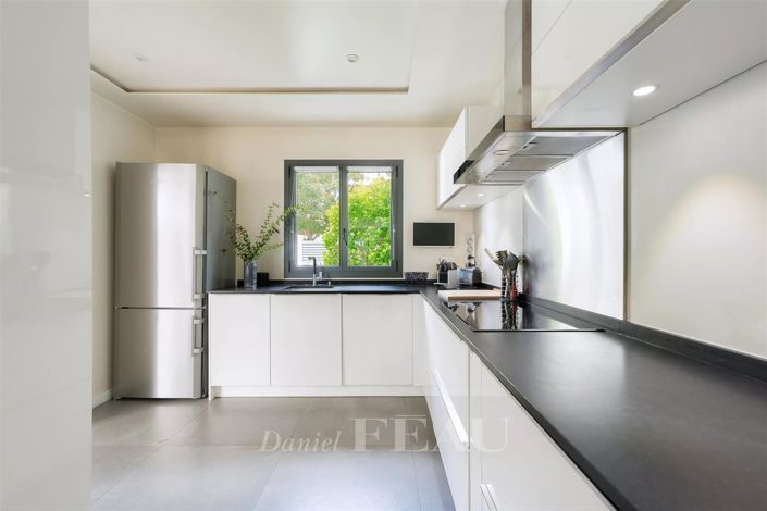 Image No.6-5 Bed House for sale