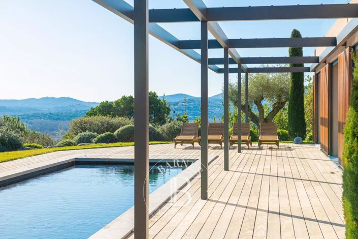 Image No.8-5 Bed House for sale