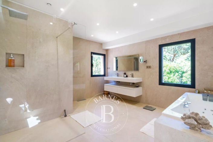 Image No.10-5 Bed House for sale