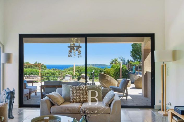 Image No.8-5 Bed House for sale