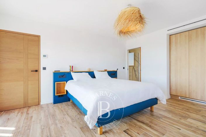 Image No.9-6 Bed House for sale