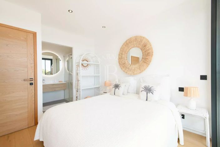 Image No.16-5 Bed House for sale