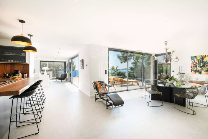 Image No.8-5 Bed House for sale