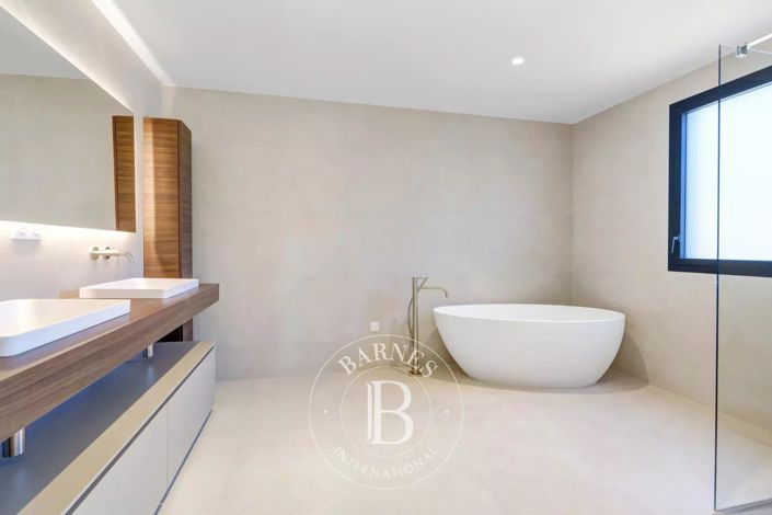 Image No.25-7 Bed House for sale