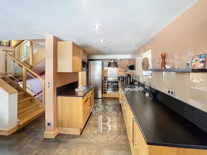 Image No.4-8 Bed House for sale