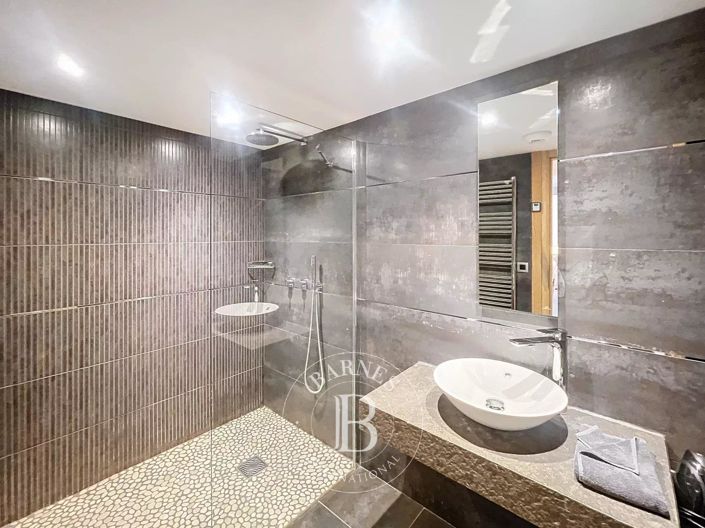 Image No.6-8 Bed House for sale