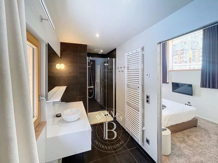 Image No.8-8 Bed House for sale