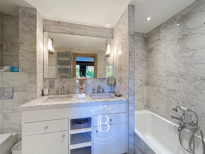 Image No.24-6 Bed House for sale