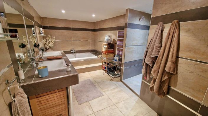 Image No.11-3 Bed House for sale