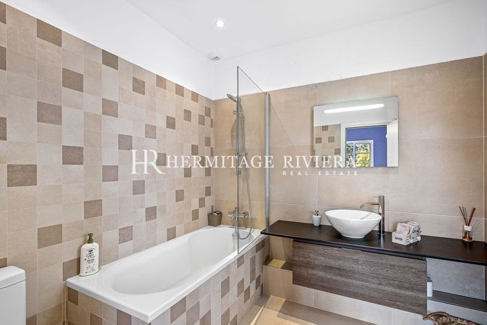 Image No.24-7 Bed House for sale