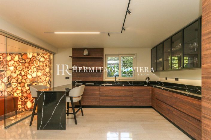 Image No.11-5 Bed Property for sale