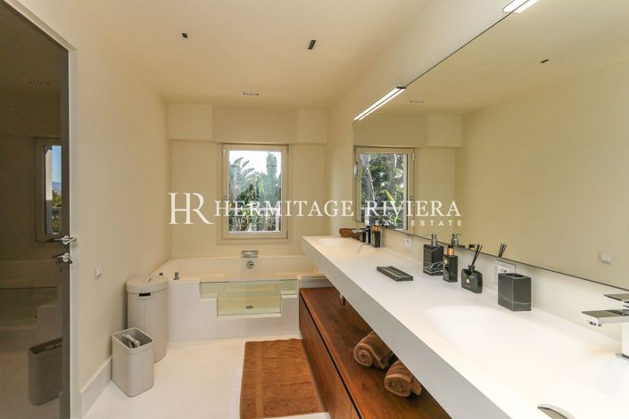 Image No.19-5 Bed Property for sale