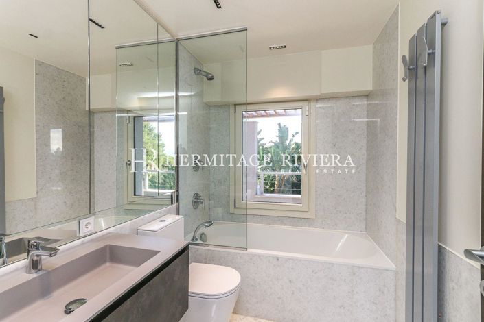 Image No.24-5 Bed Property for sale