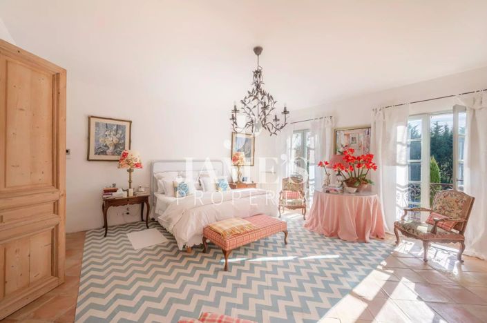 Image No.8-5 Bed House for sale