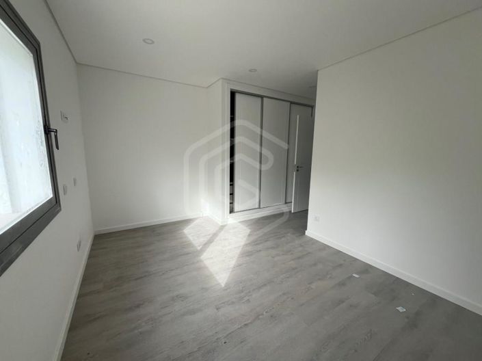 Image No.12-2 Bed House for sale