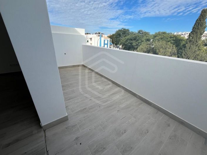 Image No.8-2 Bed House for sale