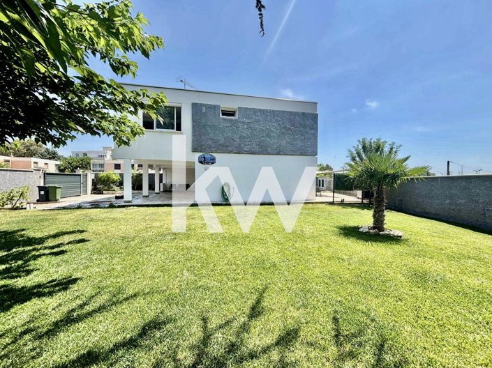 Image No.1-4 Bed House for sale