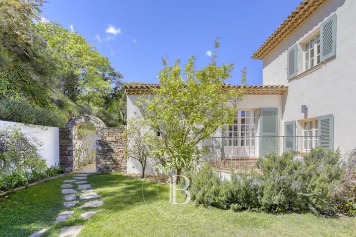 Image No.1-8 Bed House for sale