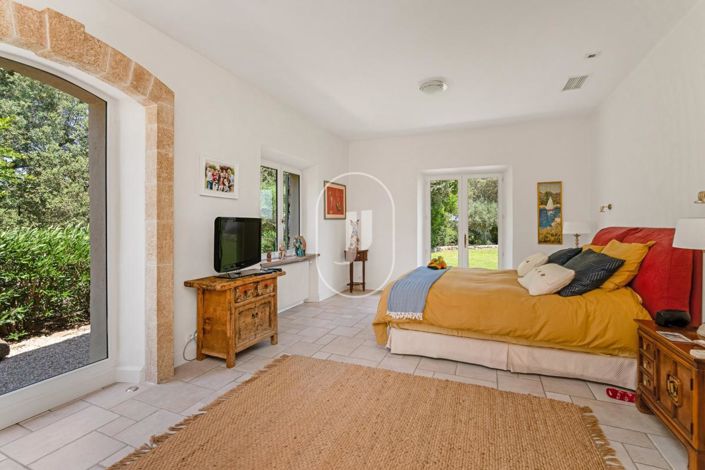 Image No.8-5 Bed House for sale