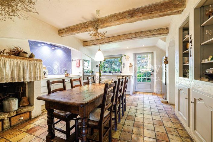 Image No.11-7 Bed Property for sale