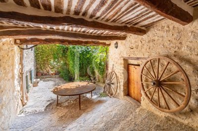 1 - Pierrelongue, Maison