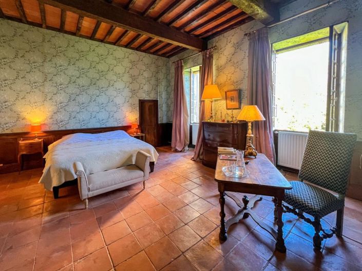 Image No.18-10 Bed Property for sale