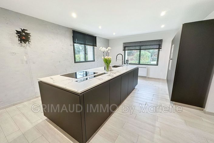 Image No.8-6 Bed House for sale