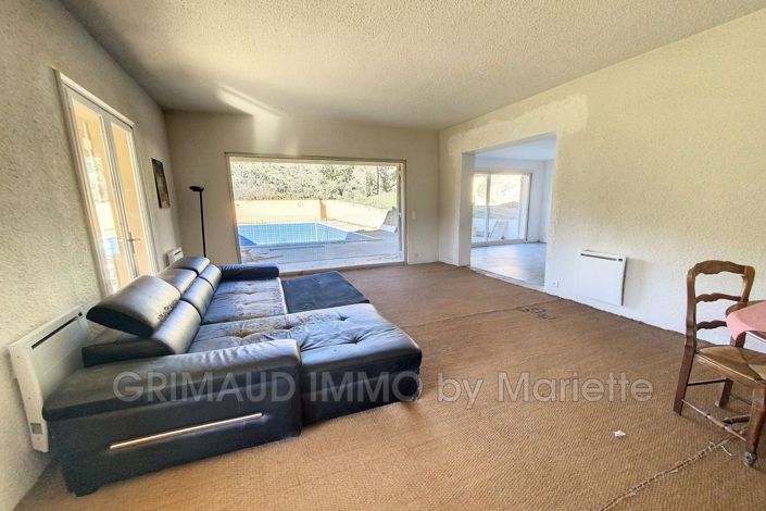 Image No.8-5 Bed House for sale